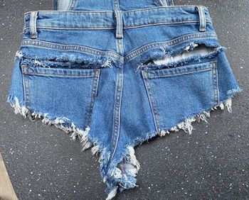 Salopette short femme déchirée à franges