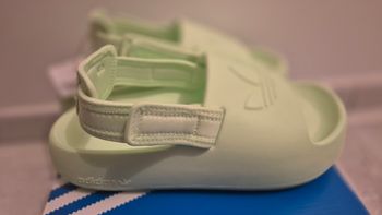 Sandales Adidas Adilettes mixte.