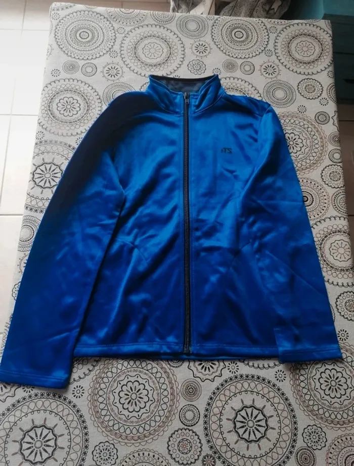 Veste de jogging neuve Its 8 ans