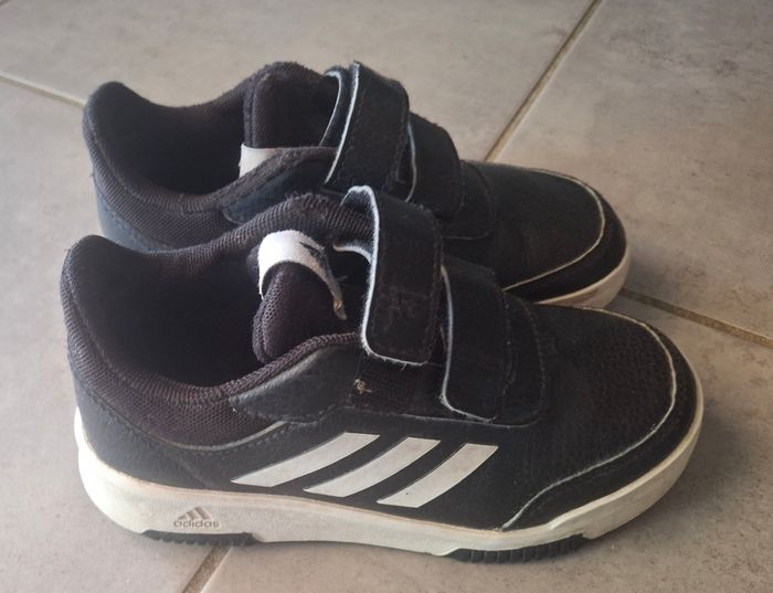 Baskets Adidas noires et blanches