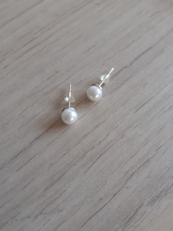 Paire de boucle d'oreille blanche