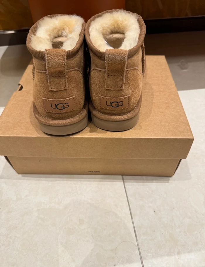 Bottes Ugg mini  taille 38 - photo numéro 4