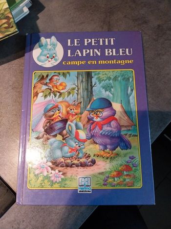 Le petit lapin bleu campe en montagne
