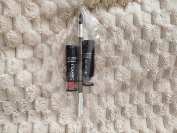 Deux rouges à lèvres et un crayon sourcil neuf