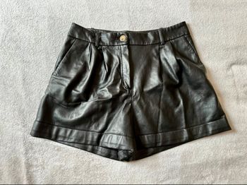 Short en similicuir