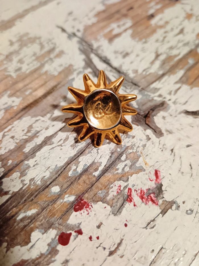 Pin's broche soleil | arthus Bertrand pour Christian Lacroix