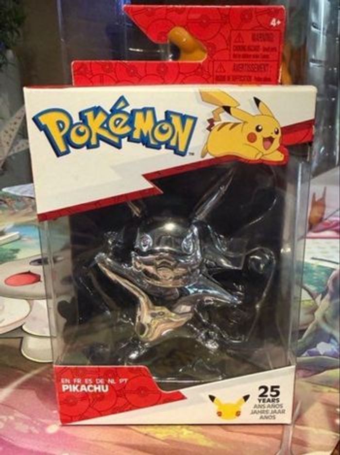Figurine Présentoir Pikachu Argent Célébrations 25ème Anniversaire Starter Série 1 - photo numéro 2