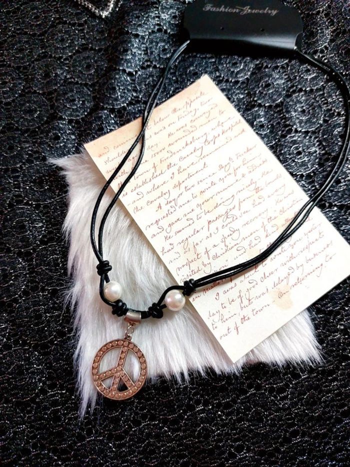 Magnifique collier neuf en cordelette noir et pendentif peace - photo numéro 3