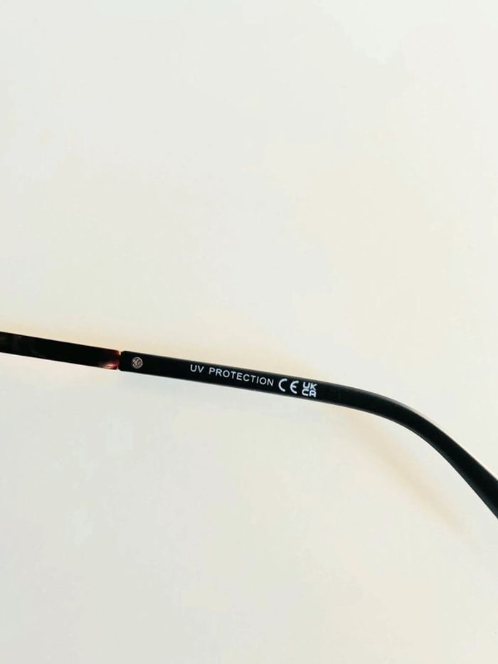 Lunette de soleil mixte noire et dorée UV protection catégorie 3 - photo numéro 8