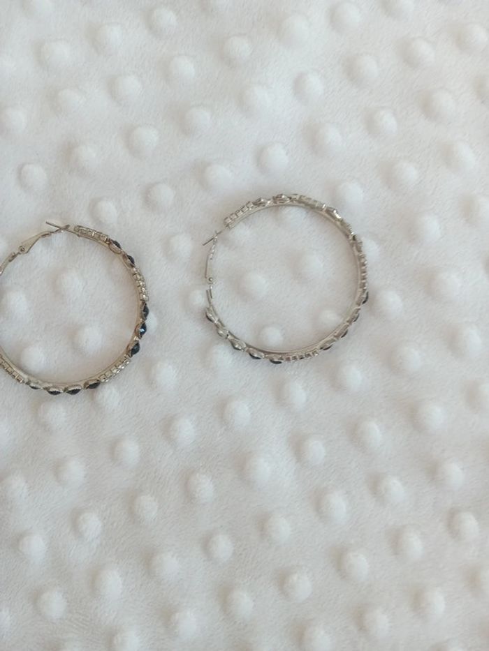 Paire de boucles d'oreilles 🩶🤍 - photo numéro 4