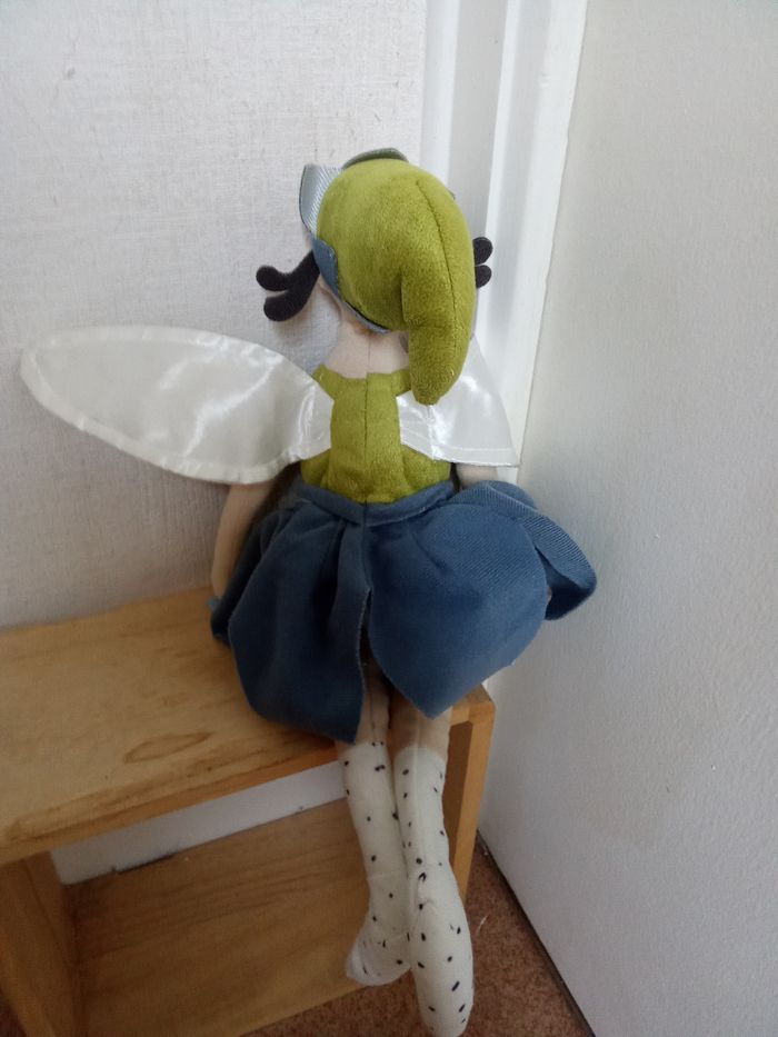 doudou poupée, fée, marque  ikea, corps souple, collier coeur rouge, ailes blanches, étoile bleue pois blancs dans la main, robe bleue, pull bonnet vert - photo numéro 2