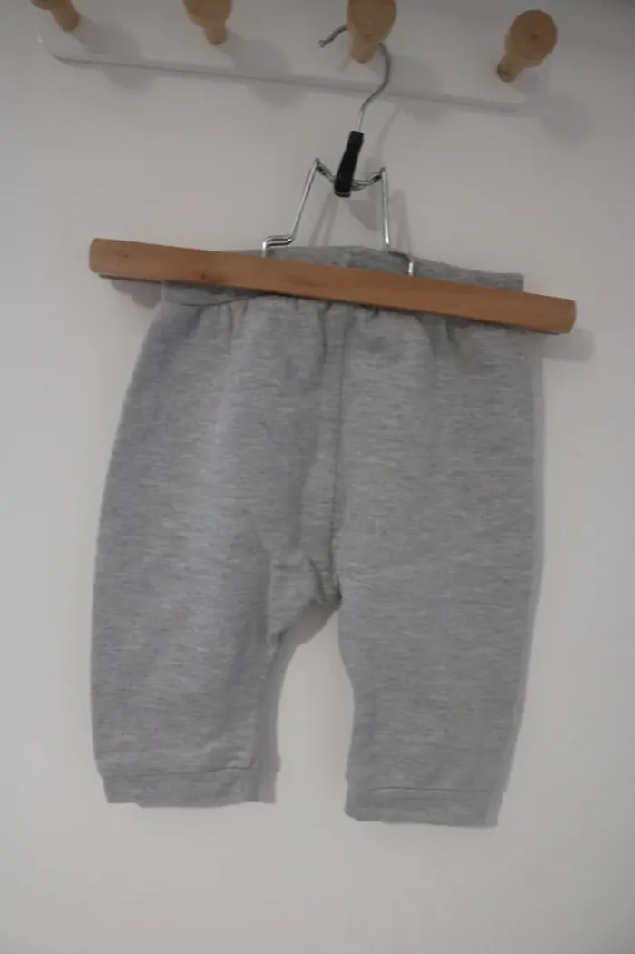 Ensemble pull 64, haut LC Waikiki et jogging Tape à l'oeil 12 mois - photo numéro 3
