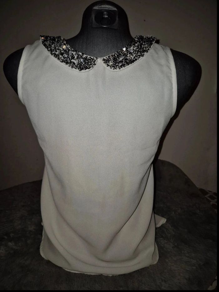 Chemisier blanc avec perles pailletées en excellent état, taille 38. - photo numéro 2