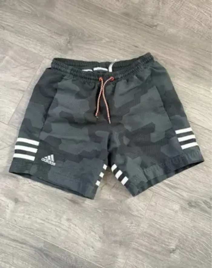 Short sport camouflage Adidas garçon 8 ans