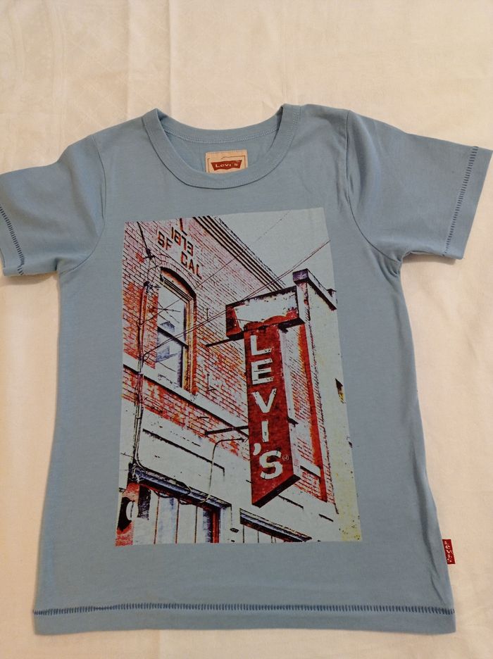 Polo marque Levi's couleur bleu ciel voir photos taille 8 ans