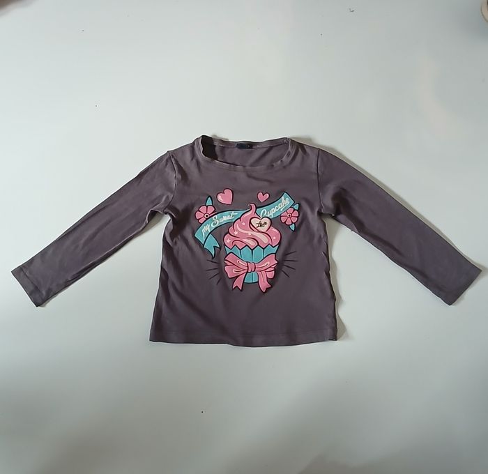 T-shirt manche longue gris avec un cupcake