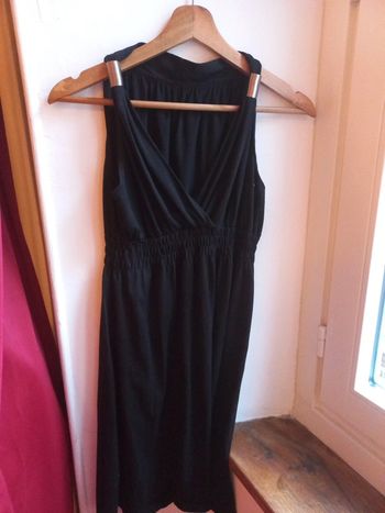 Chouette robe noire ornée d'argenté