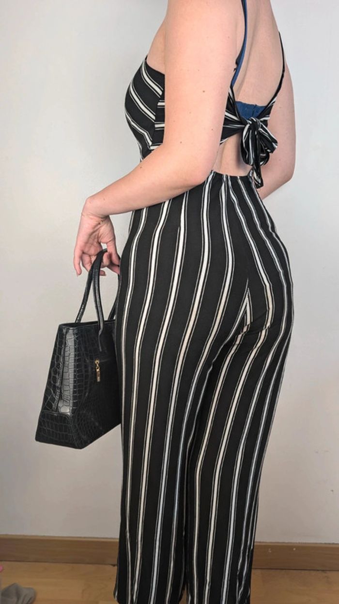 Combinaison à bretelles moulante rayée noire et blanche dos nu - photo numéro 9