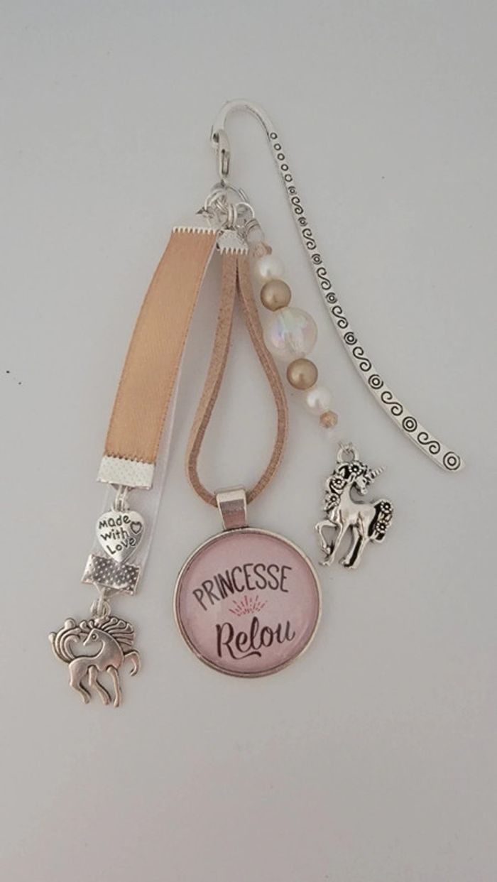 Cadeau humour, bijoux de sac ou marque page " princesse relou"
