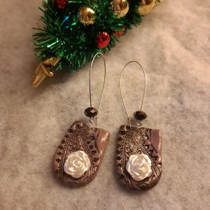 Boucles d'oreilles pendante avec pâte polymere blanc et marron - photo numéro 4