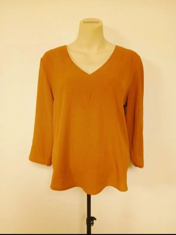 Blouse caramel lignes dorées col en V 