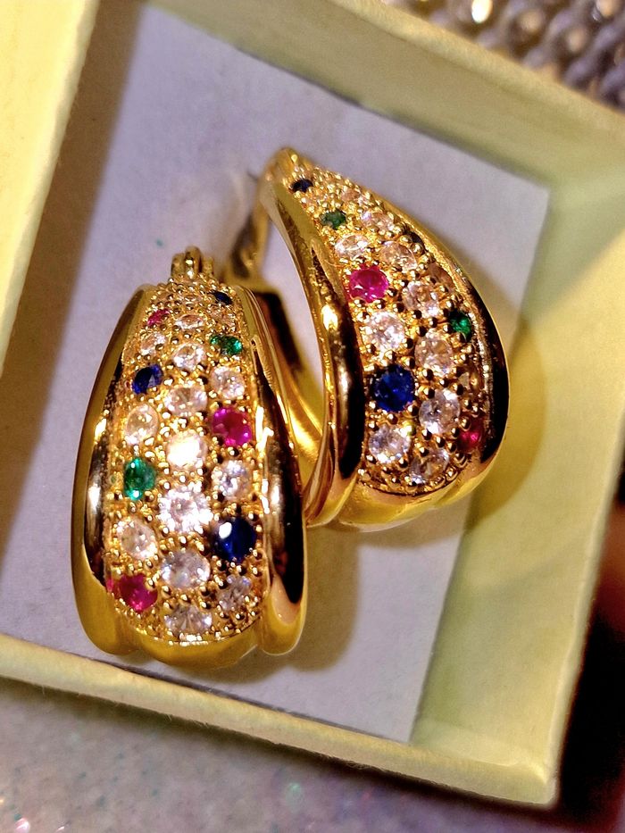 Magnifique boucles d’oreilles incrustées de cristaux