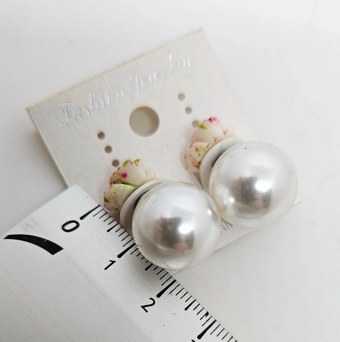 Paire de boucles d'oreilles.
Neuve.
Fleur 1 - photo numéro 5