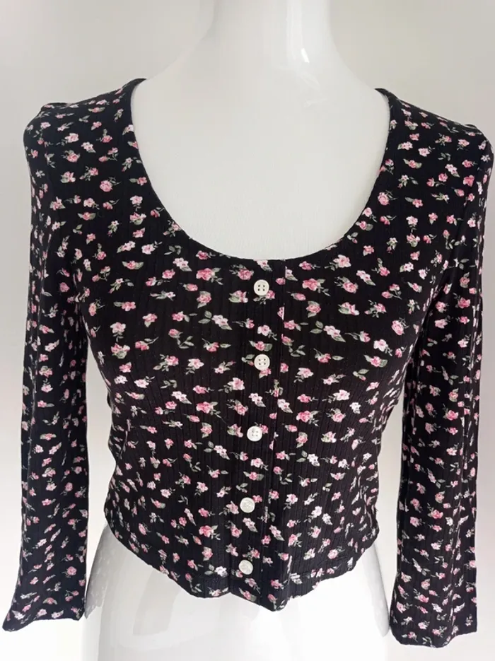Haut court crop top fleuri noir manches trois quart boutons T.M Jennyfer