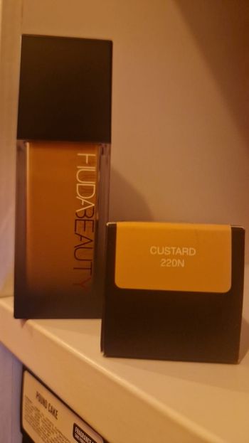 Hudabeauty fauxfilter luminous matte fond de teint couvrance totale Custard 220N 35ml neuf jamais utilisé jamais ouvert