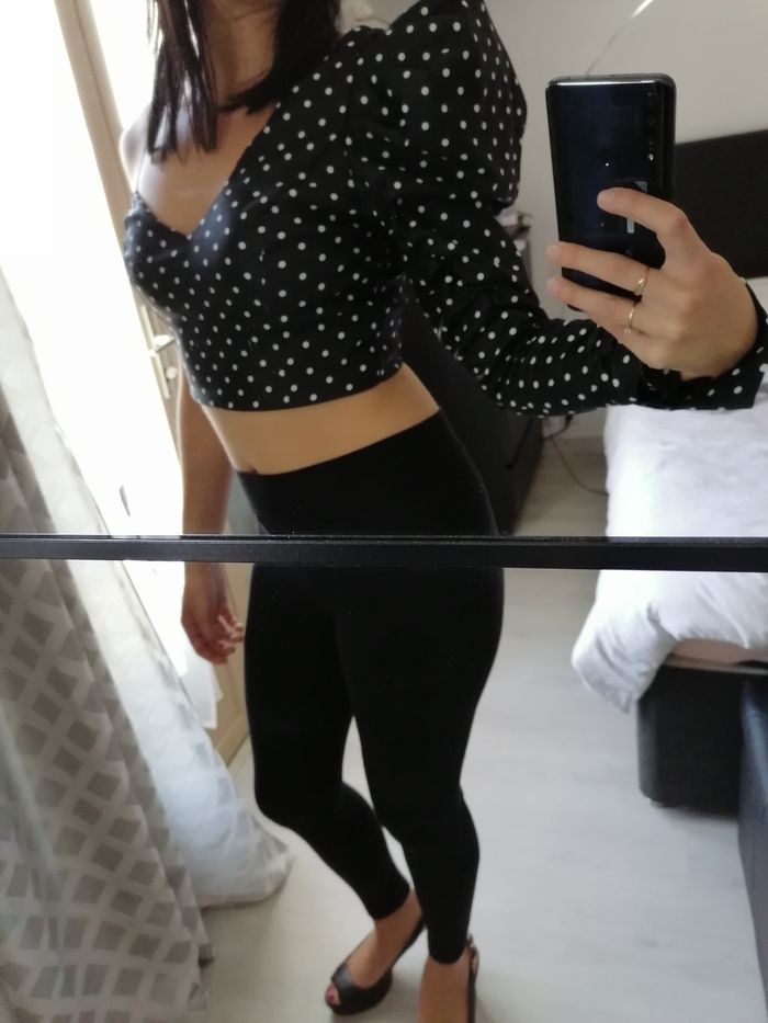 Top courte satiné noir à pois blanc - Pronto Moda - photo numéro 3