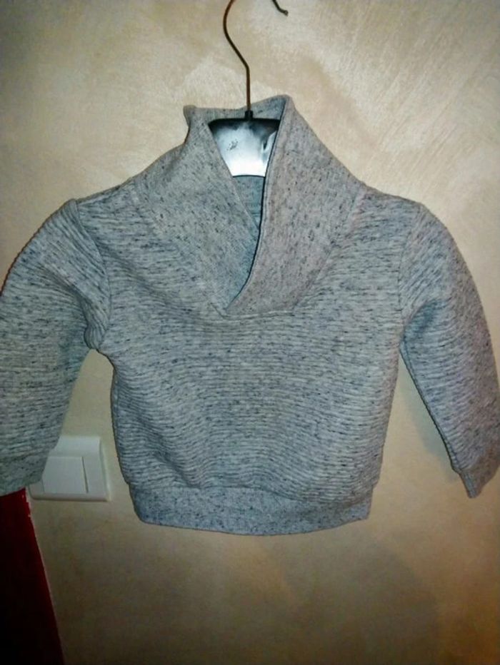 Joli petit sweat gris moucheté Primark taille 12/18 mois - photo numéro 2