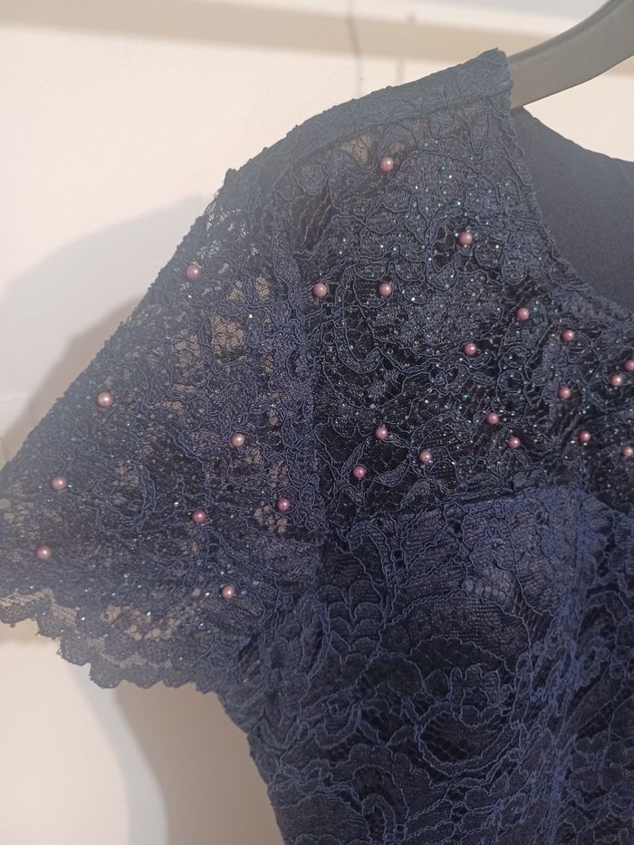 Robe longue bleu marine dentelle et perles
taille 50 - photo numéro 6