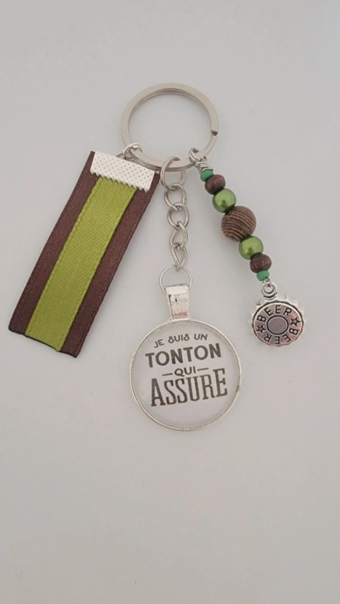 Cadeau tonton, porte clé message " tonton qui assure"