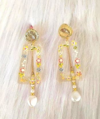 🌺 Boucles d'oreilles créoles rectangulaires petites fleurs avec pendants perles