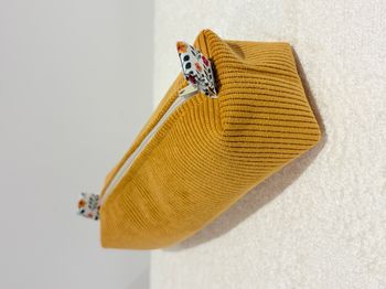 Tousse couleur Moutarde doublure fleurie bureau ou école