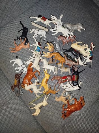 Lot de 36 chevaux