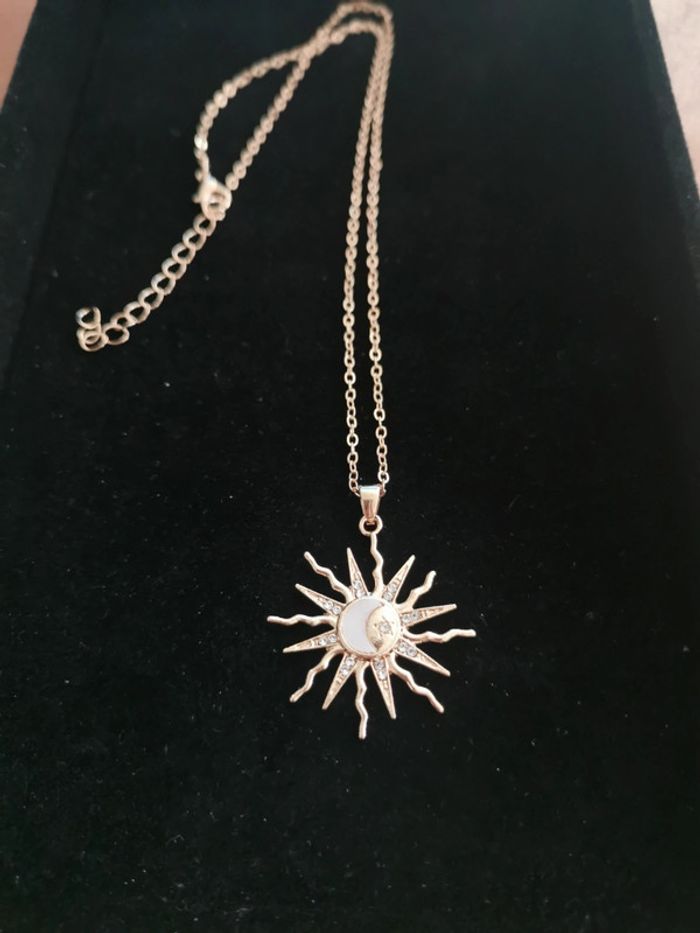 Collier et pendentif soleil doré - photo numéro 2
