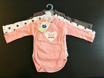 Lot de 3 bodies « LOVE » Manches longues Mots d’enfants Taille 3 mois.