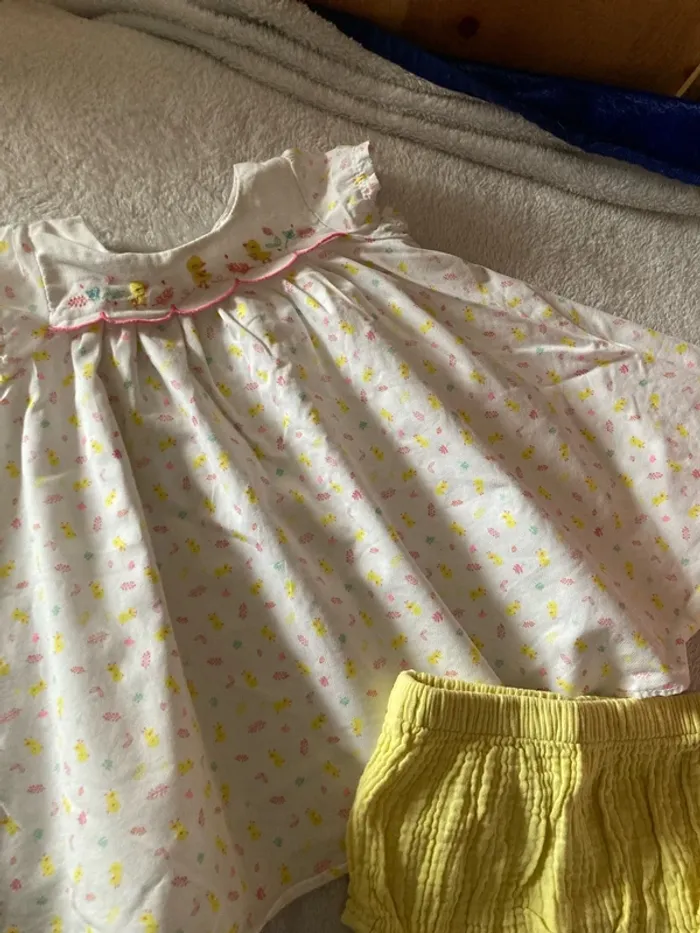 Robe blanche à motifs poussin 9 mois