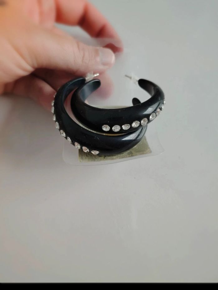 Boucles d'oreilles noires avec perle - photo numéro 2