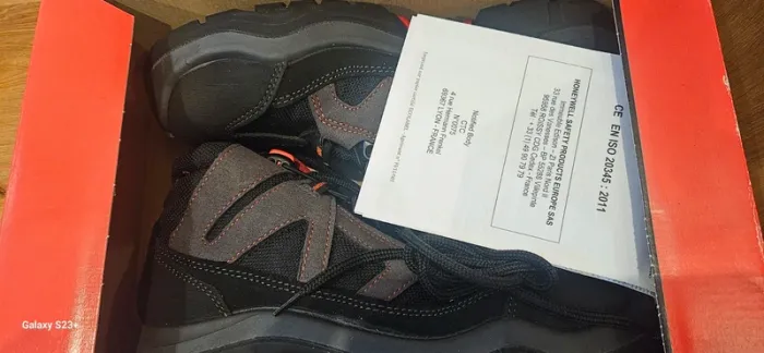 Chaussures de sécurité neuves - photo numéro 2