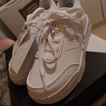 Baskets adidas tensaur neuves dans sa boîte Pointure 31 et demi