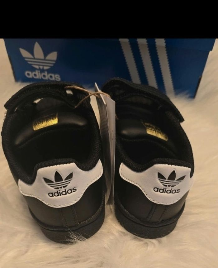 NEUVES non portées 🏷🤩🥰 superbes  baskets superstar adidas Pointure 26 unisex 🥰🤩😍 - photo numéro 4