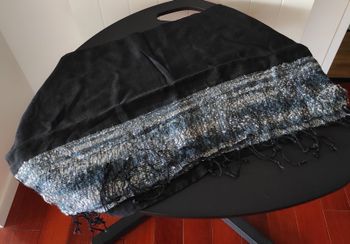 Écharpe large femme – Noir & nuances bleu/gris/beige – Neuve sans étiquette