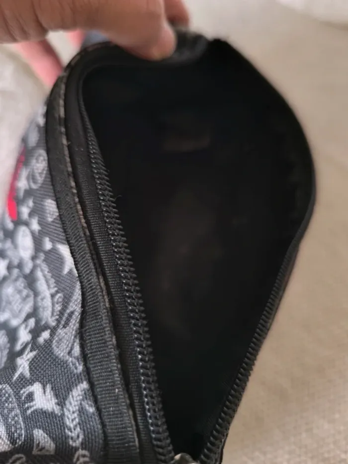 Superbe trousse grise Converse avec dessins stylés - photo numéro 4