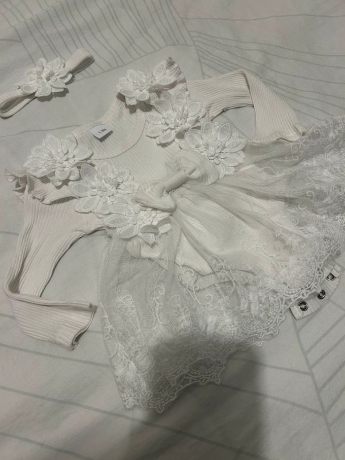 Robe bebe blanche avec bandeau - photo numéro 2