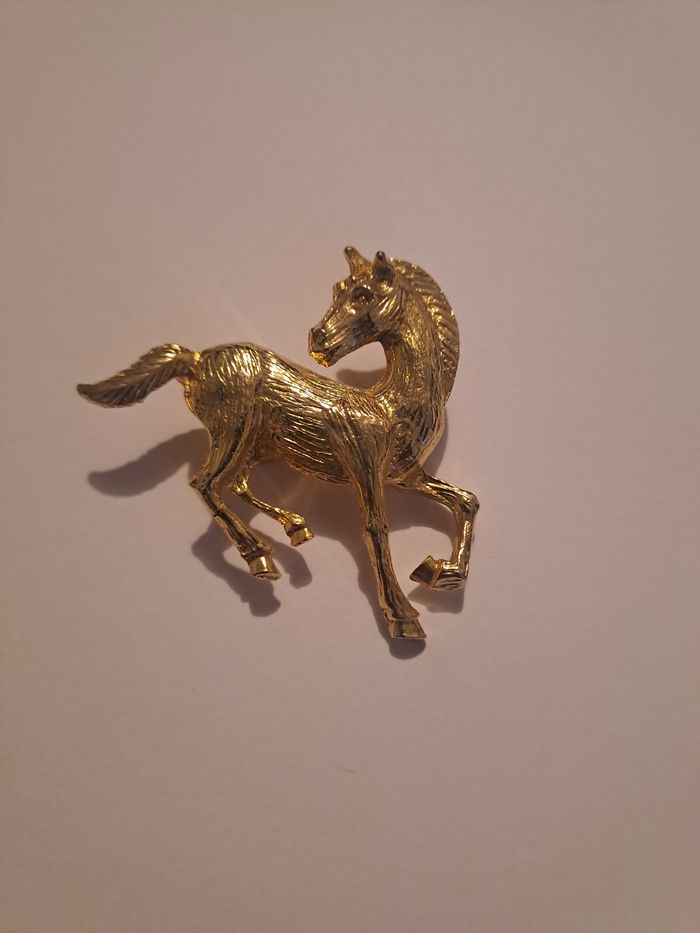 Broche cheval doré