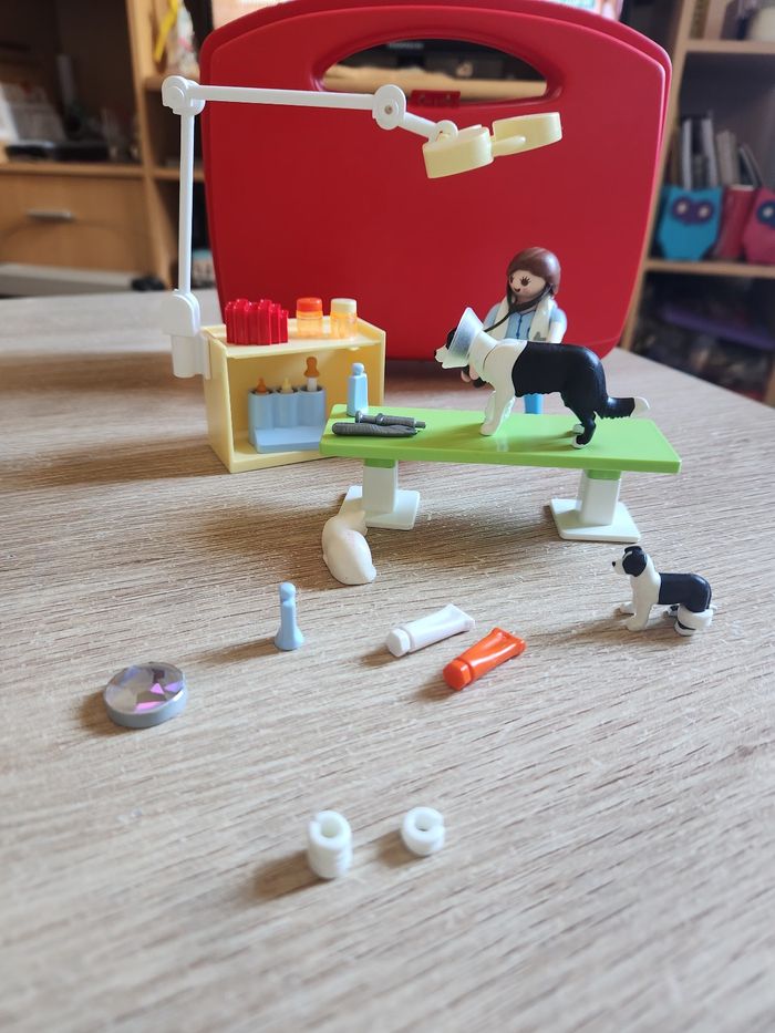 Playmobil 5653 – Valisette Vétérinaire ✨ Notice inclusePlaymobil 5653 – Valisette Vétérinaire en très bon état, idéale pour les petits soigneurs d’animaux 🐶🐱
✅ Notice incluse
✅ Tous les éléments principaux visibles présents
⚠️ Il manque seulement 2 petits