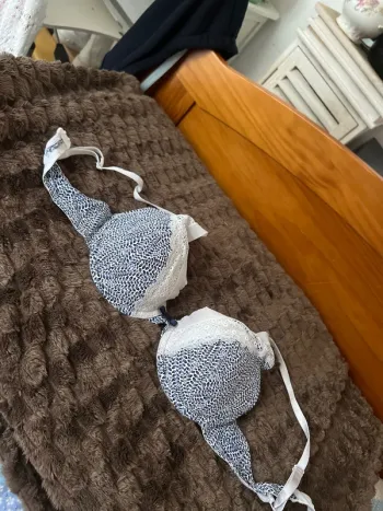 Soutien-gorge blanc avec des motifs bleu