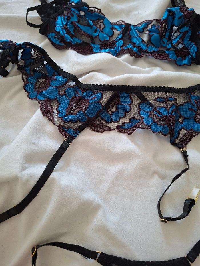 Ensemble lingerie neuf porte jaretelle string et soutif
Neufs 
Taille M
Naked underwear - photo numéro 3